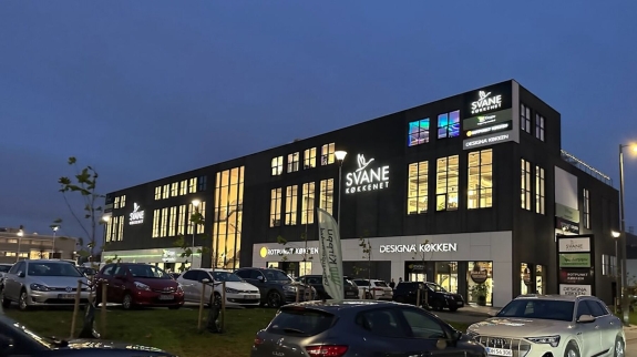 Sell side, 14,122 m2 office & retail